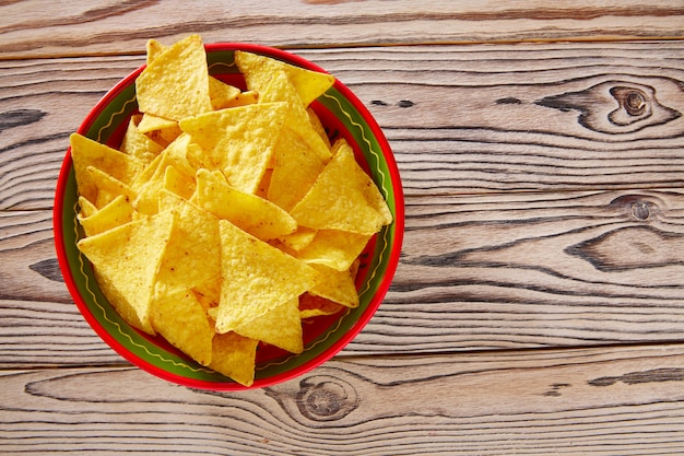 Tortiglia messicana dell&#39;alimento dei nacho su legno bianco rosso