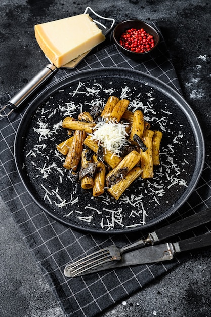Tortiglioni di pasta con tartufo nero, funghi bianchi, salsa di panna e parmigiano
