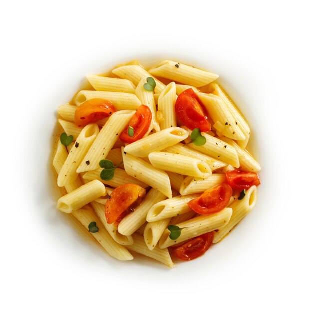 Tortiglioni di pasta italiana con pomodorini e salsa