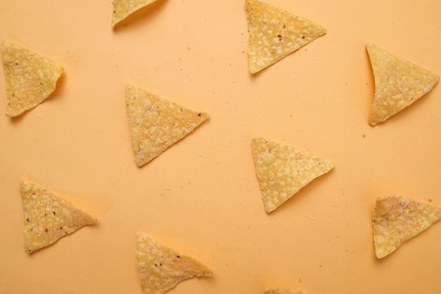 Tortilla chip o nacho chips modello su sfondo giallo vista superiore