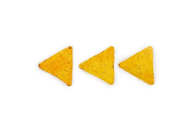 Tortilla chips di mais, triangolo, nachos isolati su sfondo bianco.