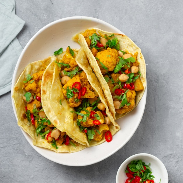 Tortilla con aloo gobi e ceci vista dall'alto