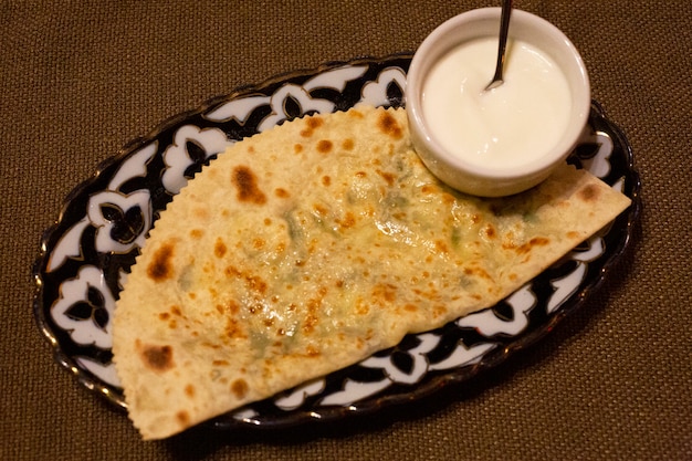 Tortilla con formaggio e salsa Torta di formaggio con crosta brunastra o pizza italiana Quatro Formaggi Khachapuri . georgiana