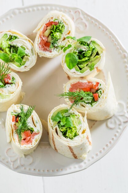 Tortilla con salmone e verdure per un pranzo