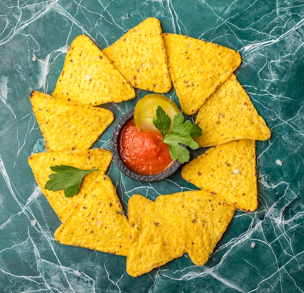 Tortilla Corn Chips con salsa