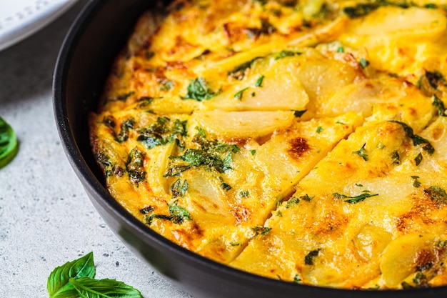 Tortilla di patate o frittata spagnola tradizionale in padella nera