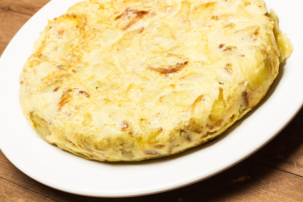 Tortilla di patate spagnole su un piatto bianco