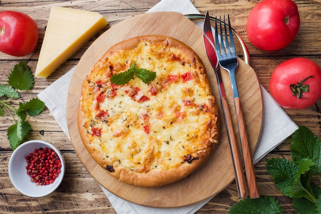 Tortilla di pizza fatta in casa con pomodoro e formaggio