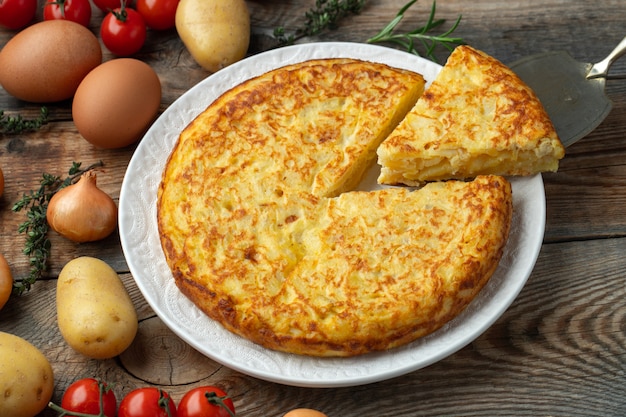 Tortilla spagnola con patate e cipolla.