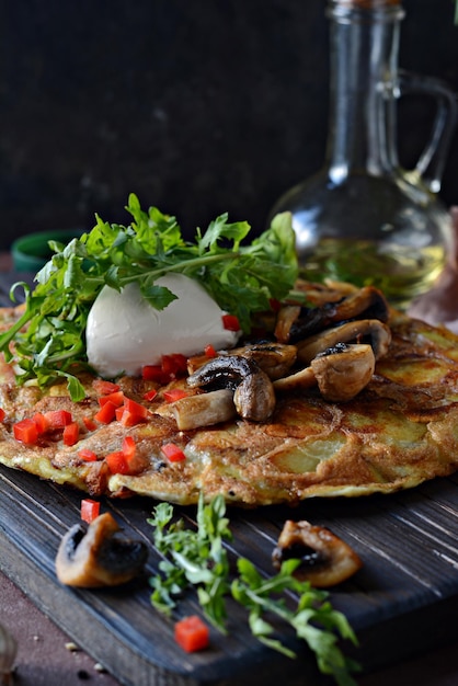 Tortilla spagnola tradizionale frittata con crema di patate fresche funghi e rucola fresca