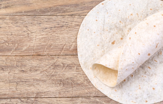 Tortilla sul fondo della tavola in legno