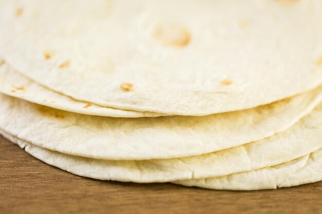 Tortillas di farina fresca su uno sfondo di legno.