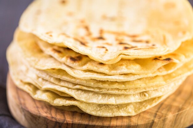 Tortillas di mais bianco fresco sul tagliere.