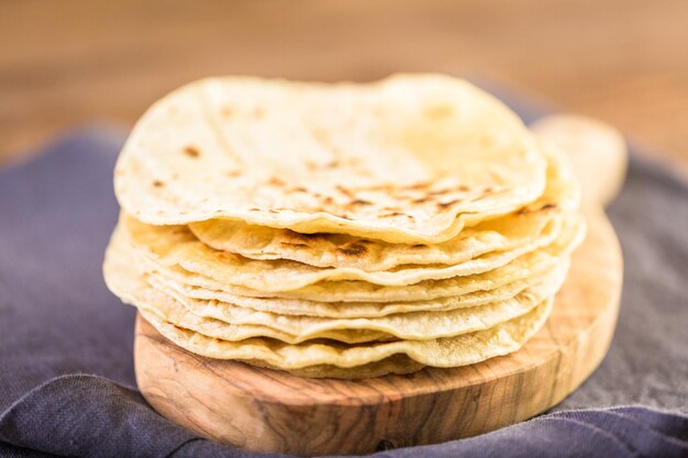 Tortillas di mais bianco fresco sul tagliere.