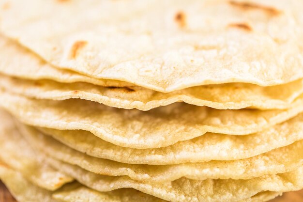 Tortillas di mais bianco fresco sul tagliere.