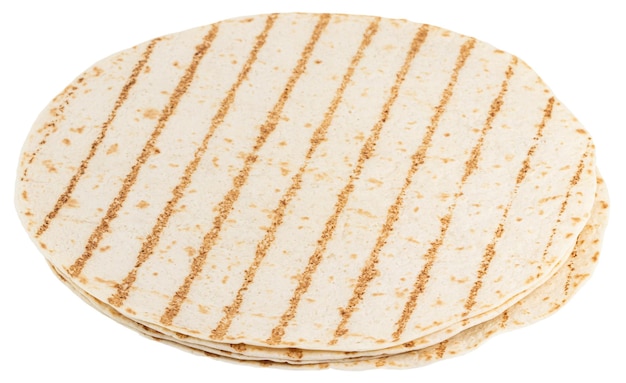 Tortillas di mais isolate su sfondo bianco. Pane azzimo.