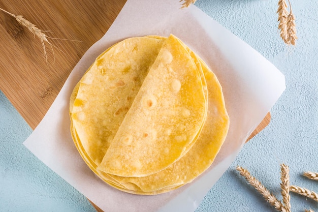 Tortillas di mais messicane fatte in casa su una tavola di legno sul tavolo Vista dall'alto