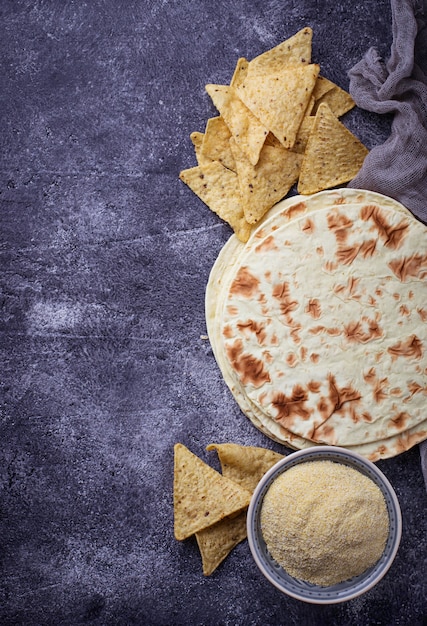 Tortillas messicane, chips di nachos e farina di mais. Messa a fuoco selettiva