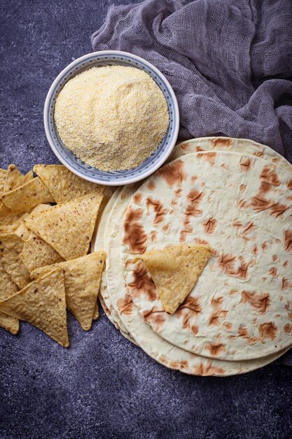 Tortillas messicane, chips di nachos e farina di mais. Messa a fuoco selettiva