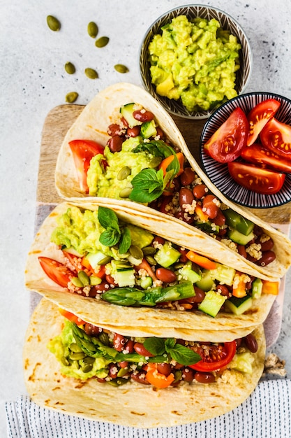 Tortillas vegane con quinoa, asparagi, fagioli, verdure e guacamole.