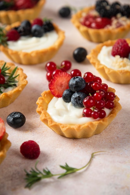 Tortine con composizione su fondo bianco frutta mista