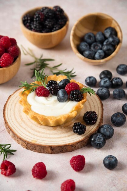 Tortine con composizione su fondo bianco frutta mista