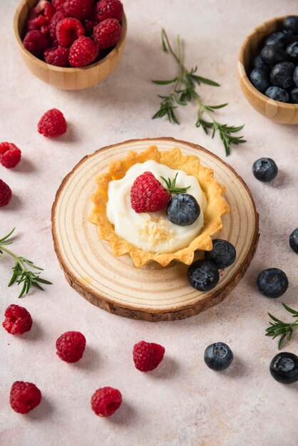 Tortine con composizione su fondo bianco frutta mista