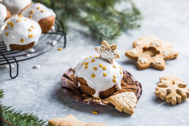 Tortine di Natale. Dessert di Natale con gocce di cioccolato e marshmallow. Fondo in legno con decorazioni natalizie e rami di abete.