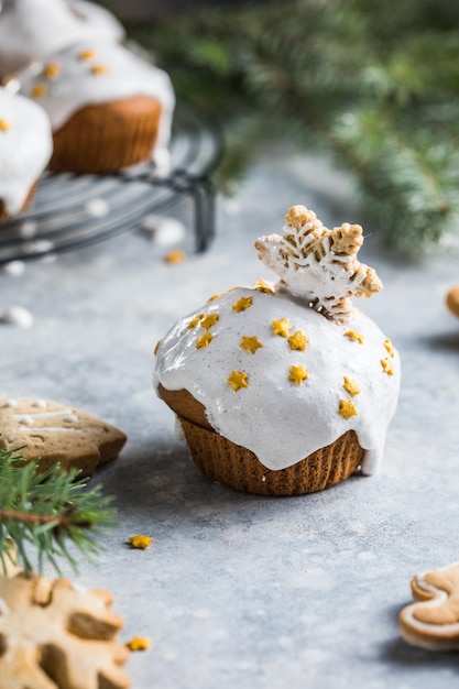 Tortine di Natale. Dessert di Natale con gocce di cioccolato e marshmallow. Fondo in legno con decorazioni natalizie e rami di abete.