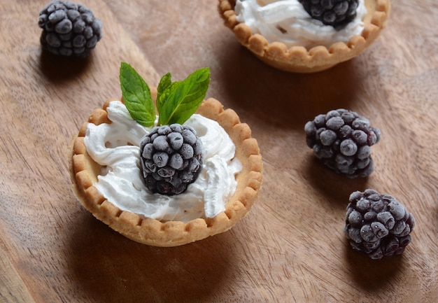 Tortine fatte in casa con mora, panna montata e menta