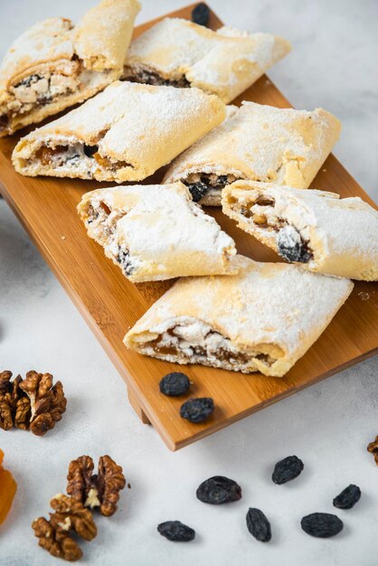 Tortine su sfondo bianco con piatto in legno