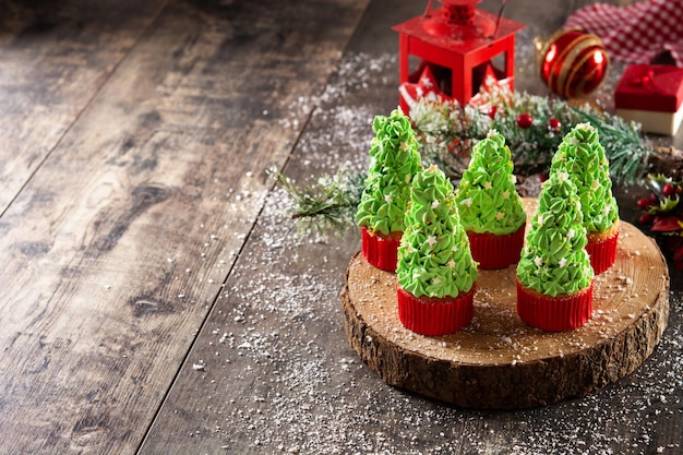 Tortini dell'albero di Natale sul tavolo di legno