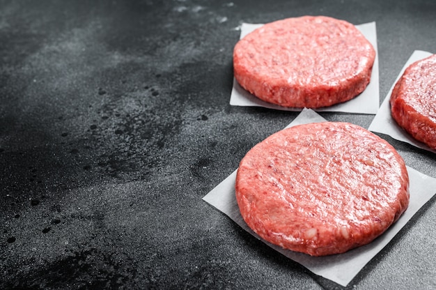 Tortini di hamburger crudi, carne di manzo macinata