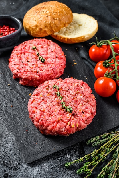 Tortini di manzo macinato, focacce, pomodori, erbe e spezie