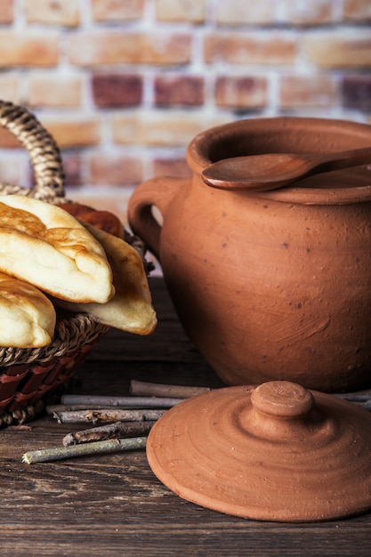 Tortini fritti fatti in casa sul tavolo di legno