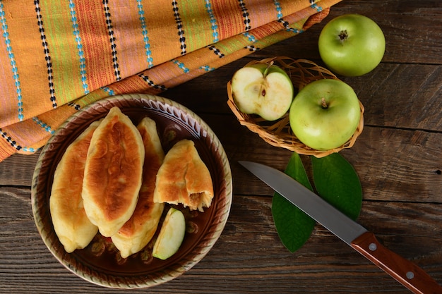 Tortino caldo con mele verdi fresche su fondo di legno