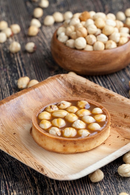 tortino con caramello salato e nocciole, tortino tondo con caramello morbido e nocciole tostate