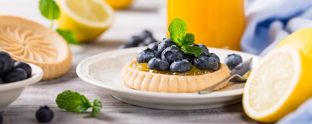 Tortino di cagliata di limone con mirtilli freschi