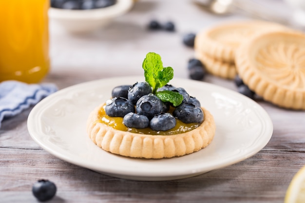 Tortino di cagliata di limone con mirtilli freschi