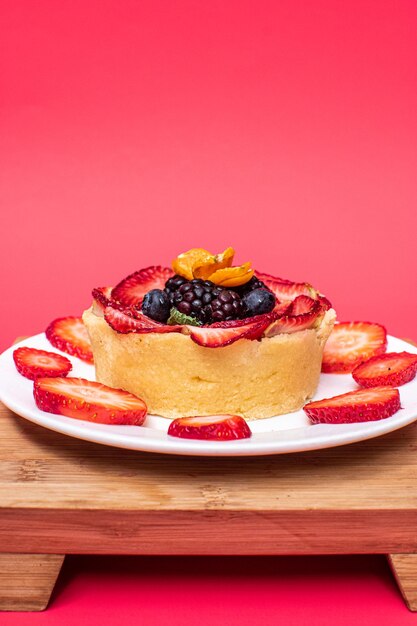 Tortino di frutta con fragola mora mirtillo e physalis