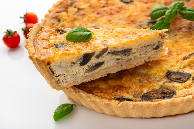 Tortino di funghi con formaggio e funghi selvatici Quiche di funghi Cibo sano