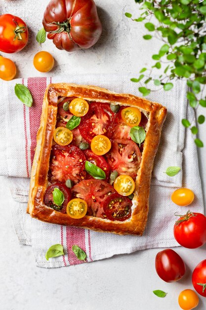 Tortino di pasta sfoglia con pomodorini e basilico