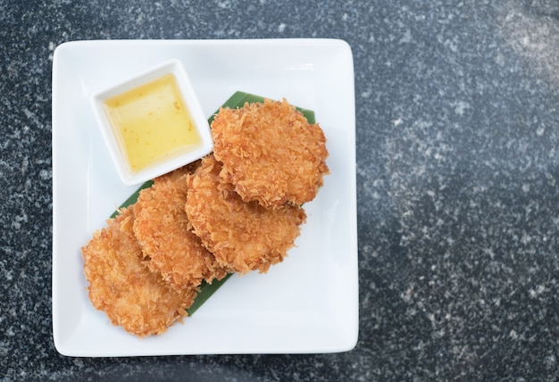 Tortino di pesce fritto con salsa dolce