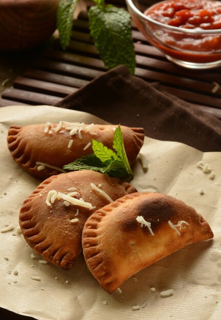 Tortino di tonno fatto in casa con salsa di pomodoro sul tavolo di legno