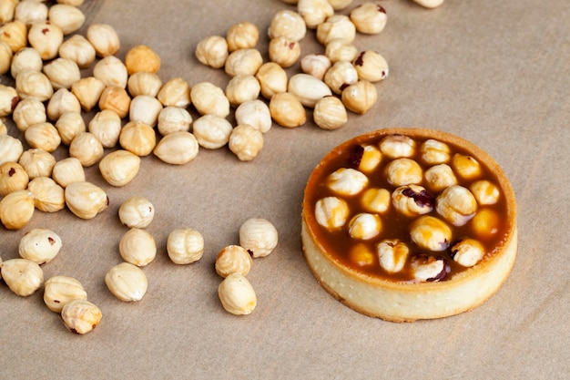 Tortino tondo con caramello morbido e nocciole tostate