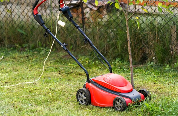 Tosaerba al lavoro nel parco cittadino