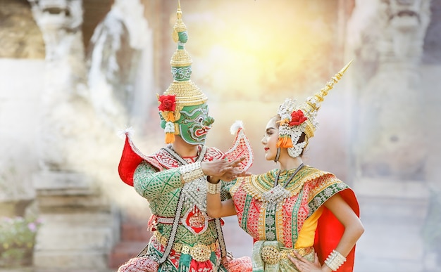 Tosakan (Ravana) e Mandodari, danza classica thailandese in maschera del Ramayana Epic