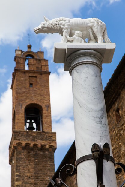 Toscana, Italia. Statua del lupo leggendario con Romolo e Remo, fondatori di Roma