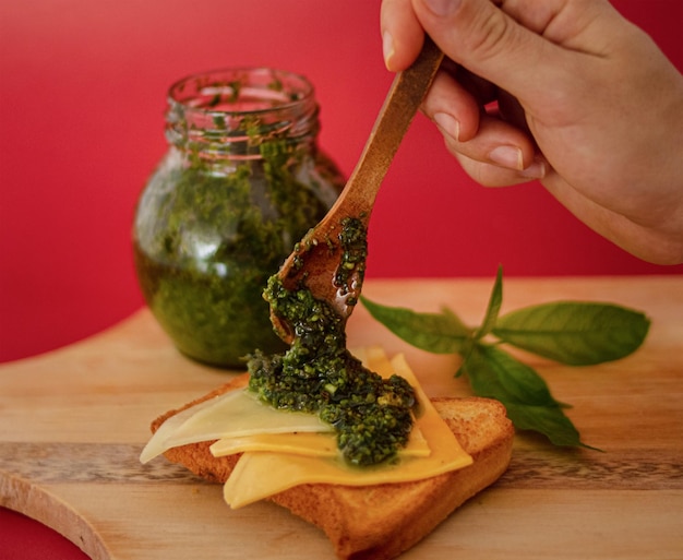 tostadas integrals con queso crema y salsa roja pimienta y ajo