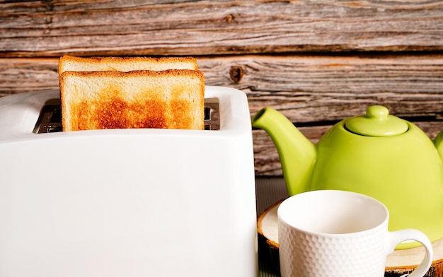 Tostapane e due toast caldi pronti da servire per la colazione. Foto di alta qualità
